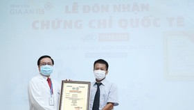 Vu Xuan Thuy - Director of Bureau of Accreditation gives the certification of ISO 15189: 2012 certification to the hospital representative (Photo: SGGP)