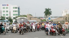 Migrant workers return home after work (Photo: SGGP)