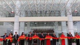 Acting Health Minister Nguyen Thanh Long cut the ribbon at the official dedication of the new Son La General Hospital which was officially put into operation yesterday. Ribbon cutting celebrates new hospital in northwest region (Photo: SGGP)