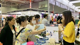 Vietnamese people do shopping at an event to promote Thai goods (Photo: SGGP)
