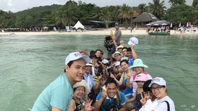 Family-friendly group tours warm up tourism market in Vietnam (Photo: SGGP)