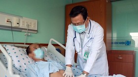 The man after the surgery (Photo: SGGP)