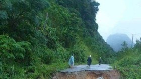 Serious landslide in a road in the central region (Photo: SGGP)