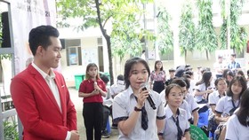 Student put question at the meeting (PHoto: SGGP)