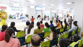 People are waiting their turn to see doctor in the newly-built oncology hospital (Photo: SGGP)