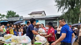 Relief aids are distributed to residents in flood area ( Photo: SGGP)