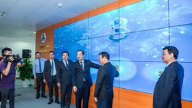 Lao Cai Province’s leaders and VNPT Group representatives are pressing the button to formally launch the IOC