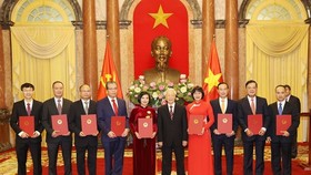 Party General Secretary and State President Nguyen Phu Trong (fifth from right) and the newly accredited ambassadors at the ceremony in Hanoi on October 21 (Photo: VNA)