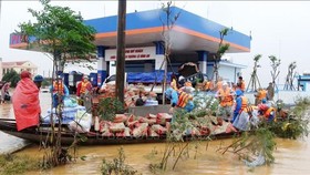 Aid comes to flood victims in Quang Ninh district, Quang Binh province (Illustrative photo: VNA)