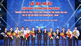 Mr. Nguyen Thien Nhan and Mr. Nguyen Thanh Phong gave their congratulation to the Consultation Council for the program ‘Research and Develop AI Applications in HCMC from 2020-2030’. (Photo: SGGP)