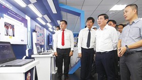 Chairman of HCMC People’s Committee Nguyen Thanh Phong (R, 2nd) paid a visit to the space for innovation and experiment of digital transformation on November 9 (Photo: SGGP)