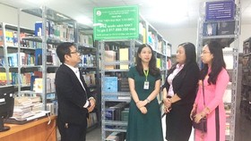 Visitors tour a library where keeps scientist Han's donated books (Photo: SGGP)