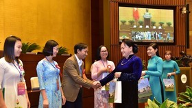 National Assembly Chairwoman Nguyen Thi Kim Ngan congratulates outstanding teachers and educational administrators (Photo: SGGP)