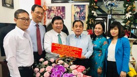 Chairman of the Ho Chi Minh City People’s Committee Nguyen Thanh Phong congratulated Professor Nguyen Thanh Tuyen (Photo: SGGP)