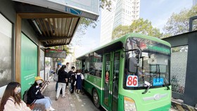 Using public transport is a useful way to reduce exhaust fumes. (Photo: SGGP)