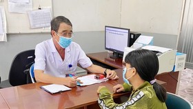 Dr. Huynh Thanh Hien is talking to a woman with mental health disorder (Photo: SGGP)
