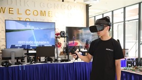 A visitor at an exhibition area displaying science and technology products held as part of Techfest Southeast Region 2020 in HCMC (Photo: Photo courtesy of the University of Economics of HCMC)