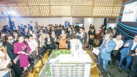 Customers look at the display of a sample or model representing the condominium (Photo: SGGP)