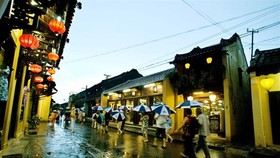 Tourists walk through the Old Quarter of Hoi An at night (Photo courtesy of Hoi An Culture and Sports Centre)
