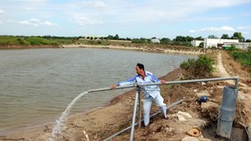 People use water pumped from a well (Photo: SGGP)