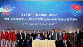 A signing ceremony of cooperation agreement about creating jobs as well as supporting start-up business activities for best Vietnamese athletes when they have left professional career (Photo:VGP)