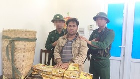 Policemen arrested Laotian cross-border drug trafficker Xang Thong Buoi La Van.