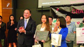 Secretary of the Communist Youth Union in Hanoi Nguyen Ngoc Viet gives the first prize of VietChallenge 2019 Awards to Emmay team
