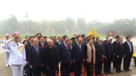 Leaders spend one minute to commemorate President Ho Chi Minh
