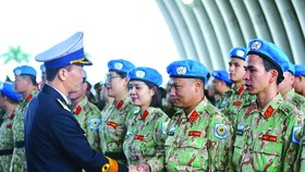 Deputy Chief of the General Staff of the Vietnam People’s Army and Rear Admiral Nguyen Trong Binh shakes hand with staff members of Vietnam's Level-2 Field Hospital No2 who are sent to South Sudan for the UN Peacekeeping Mission .