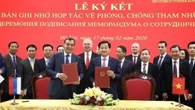 At the signing ceremony (Photo: VNA)