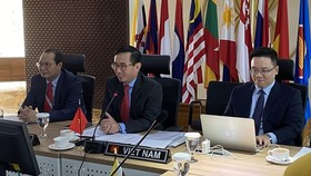 Head of the Vietnam’s Permanent Mission to ASEAN, Ambassador Tran Duc Binh (middle) at the meeting (Photo: VNA)