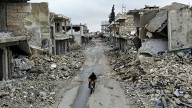 Houses in Idlib provice ruined after being attacked (Photo: AFP/VNA)