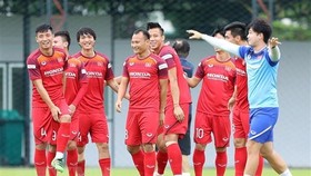 Members of the national men's football team at a training session (Photo: VNA)