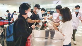 All passengers are required to carry out mandatory medical declarations at Tan Son Nhat International Airport. (Photo: Thanh Son)