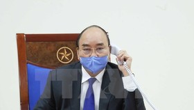 PM Nguyen Xuan Phuc discusses COVID-19 fight with Chinese counterpart