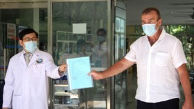 Director of Quang Nam Central General Hospital Dinh Dạo presented the recovery certificate to Vietnam’s 54th COVID-19 patient on Sunday. (Photo: VNA)