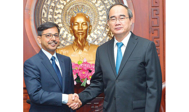 Secretary of Ho Chi Minh City Party Committee Nguyen Thien Nhan shakes hand with Ambassador Extraordinary and Plenipotentiary of India to Vietnam Pranay Verma