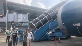 Domesitc passengers leave a Vietnam Airlines aircraft at Noi Bai International Airport in Hanoi. Vietnam Airlines has completely restored domestic flights and been expanding its domestic network (Source: VNA)