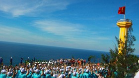 Flag raising ceremony takes place at Thoi Loi peak (Photo: Nguyen Trang)