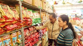 Consumers prioritise Vietnamese goods since product origin is clear and they want to support domestic producers, according to Nielsen (Photo: VNA)