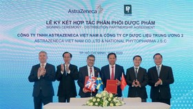 AstraZeneca Vietnam signed an MoU on distributing pharmaceutical products with the National Phytopharma Joint-Stock Company No 2 on July 11 in HCMC (Photo:VNS)