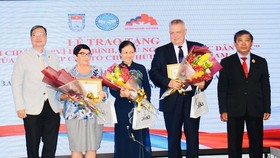 Delegates receives medal for peace, friendship between people. (Photo:hcmcpv)