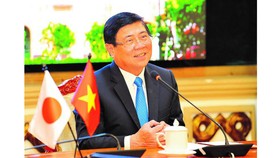 Chairman of the Ho Chi Minh City People's Committee Nguyen Thanh Phong speaks at an online meeting with Mayor of South Korea's Daegu City Kwon Young Jin (Photo: Viet Dung)
