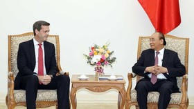 The meeting between Prime Minister Nguyen Xuan Phuc (R) and ADB Country Director Andrew Jeffries on September 17 (Photo: VNA)