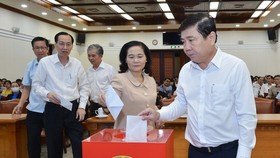 Chairman of the Municipal People’s Committee Nguyen Thanh Phong, Chairwoman of People’s Council Nguyen Thi Le and other leaders attend in the fundraising ceremony. (Photo: Viet Dung)