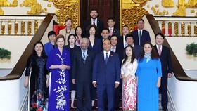 Prime Minister Nguyen Xuan Phuc (front, third, right), UN Resident Coordinator Kamal Malhotra (front, third, left) and other UN and Vietnamese officials at the meeting on October 21 (Photo: VNA)