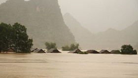 Foreign leaders inquire about current flood situation in Central Vietnam