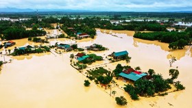 Helicopter drops 1.5 tons of relief cargo to flood-isolated areas in Quang Tri