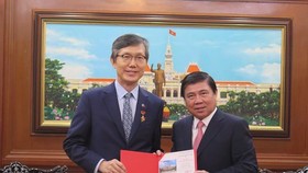 Chairman of the Ho Chi Minh City People’s Committee Nguyen Thanh Phong (R) presents the city’s insignia to outgoing Republic of Korea (RoK) Consul General Lim Jae Hoon (Photo: VOH)