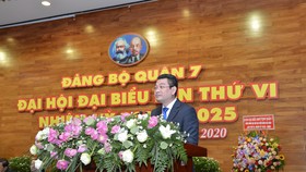 Chủ tịch UBND quận 7 Hoàng Minh Tuấn Anh phát biểu tại Đại hội Đảng bộ quận 7. Ảnh: VIỆT DŨNG
